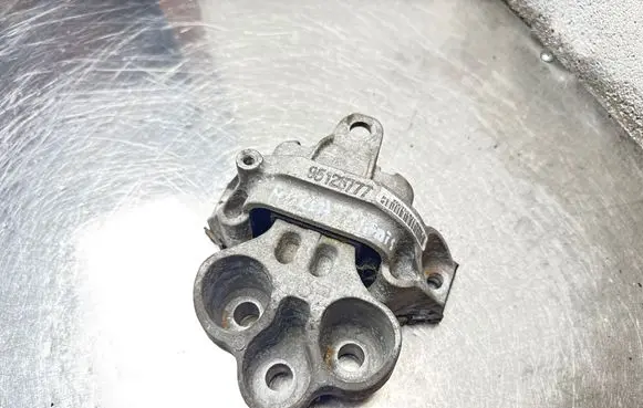 Opel Mokka Engine mount bracket 95128777