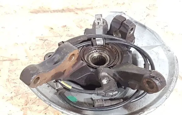 Mitsubishi Carisma Front wheel hub