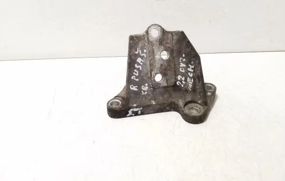 Nissan X-Trail T30 Engine mounting bracket