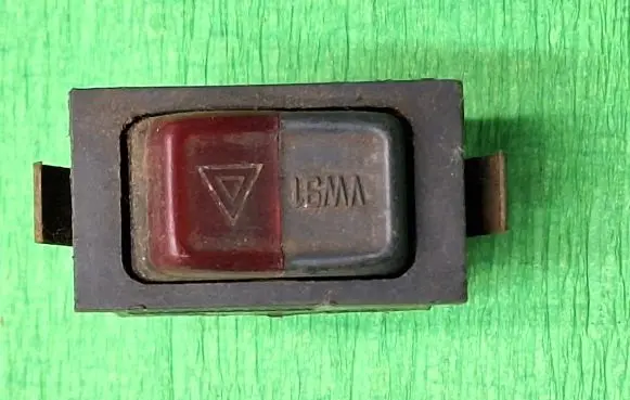 Volkswagen PASSAT B2 Hazard light switch 161953235A