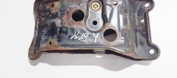 Mercedes-Benz A W169 Engine mounting bracket 1690029 6738