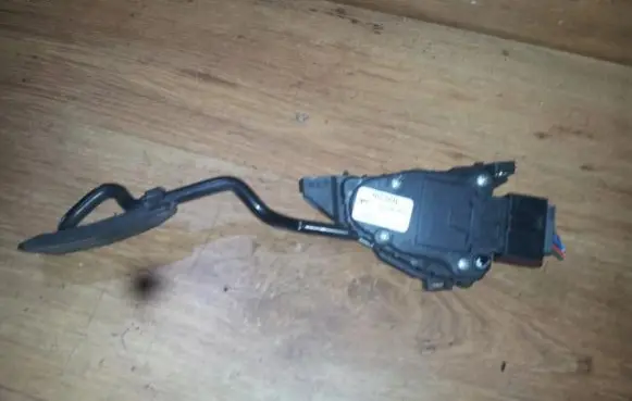 Nissan Almera N16 Accelerator throttle pedal 18002au400 6pv00862003