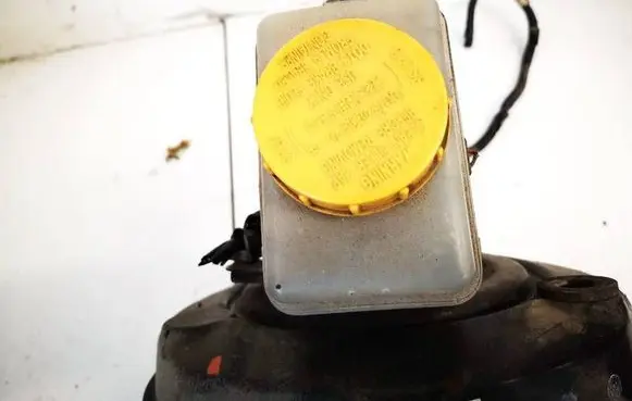 Subaru Impreza III Brake fluid reservoir 