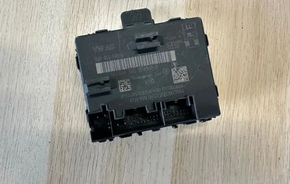 Volkswagen Polo V 6R Door control unit/module 5Q0959595K