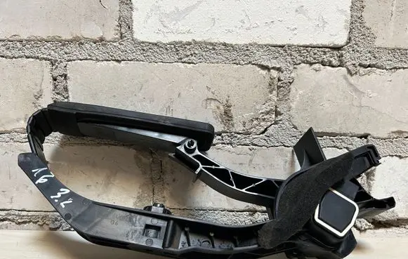 Mercedes-Benz E W211 Accelerator throttle pedal A2113000404