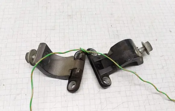 Volkswagen Touran I Tailgate/trunk/boot hinge 1J9827301