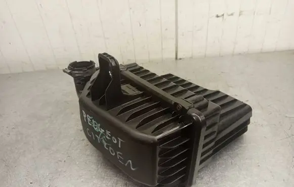 Peugeot 208 I Air filter box 9670851880