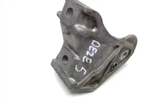 Gearbox mounting bracket