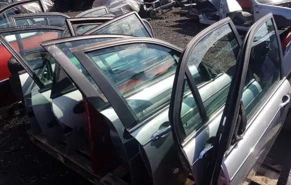 Renault Laguna I Front door sidabrines
