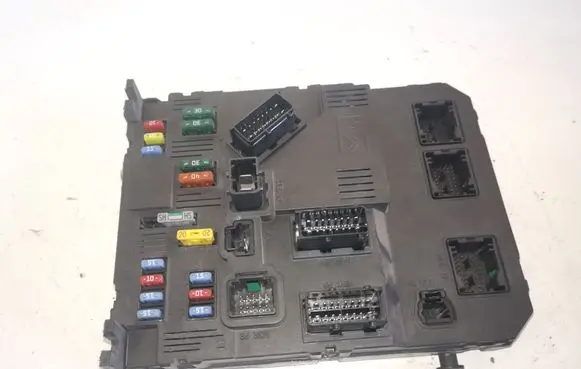 Peugeot 206 Fuse module 9652474780