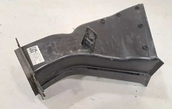 BMW iX Intercooler air guide/duct channel 8737025