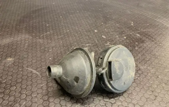 BMW 3 E46 Oil breather separator 7501566 230902 A0352
