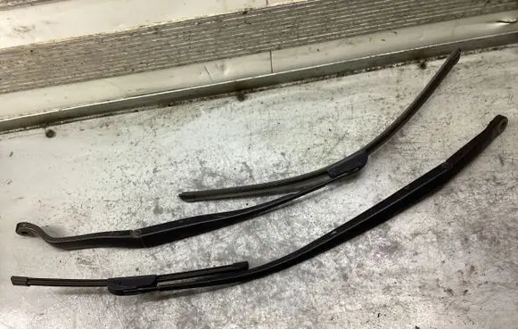 Honda CR-V Front wiper blade arm