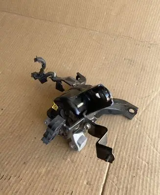 Lexus CT 200H Engine mount bracket