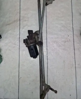 Land Rover Discovery 3 - LR3 Front wiper linkage and motor Dlb000131
