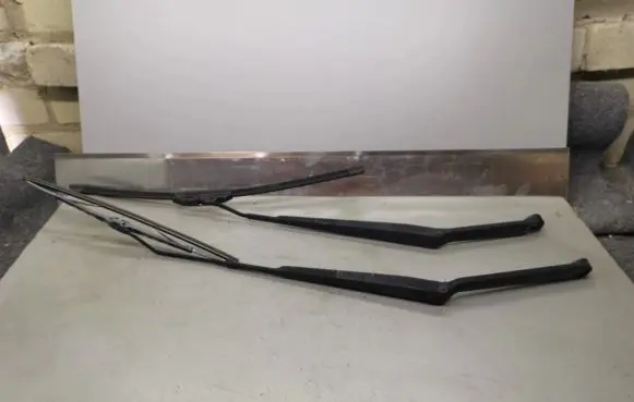 Nissan X-Trail T30 Front wiper blade arm