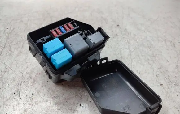 Lexus RX 450H Relay mounting block 8266248330