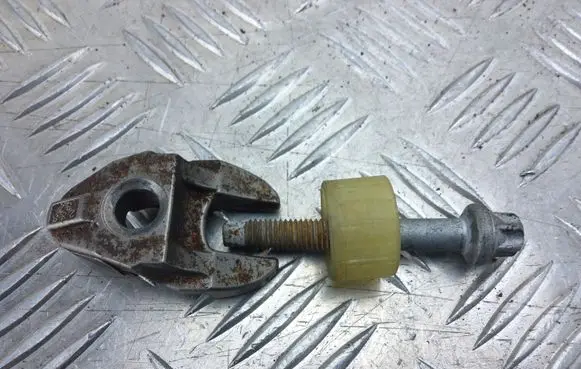 Peugeot 3008 II Fuel Injector clamp holder 23837