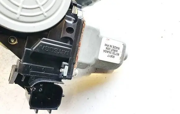 Nissan Leaf I (ZE0) Front door window regulator motor 807303na0a 60617