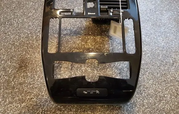 Nissan Leaf I (ZE0) Radio/GPS head unit trim 