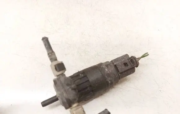 Volkswagen Golf VI Windscreen/windshield washer pump 