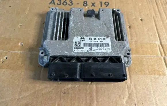 Volkswagen Golf V Engine control unit/module 03G906021KH 0281013226