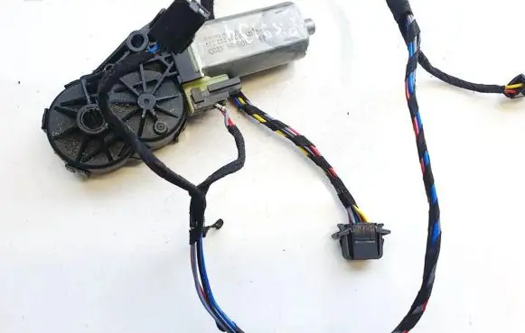 Volkswagen PASSAT B6 Seat adjustment motor 03902032224 82141806-4
