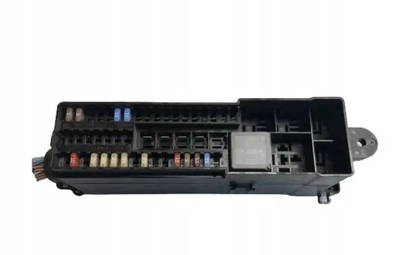 Ford Focus Fuse module AV6T14K131AB