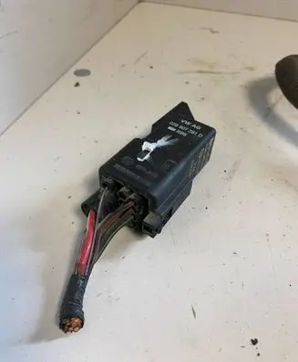 Volkswagen PASSAT B6 Glow plug pre-heat relay 038907281D 0281003038