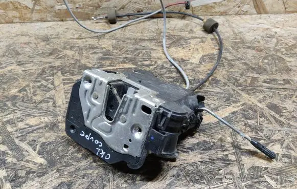 Mercedes-Benz C W203 Front door lock 2037200835