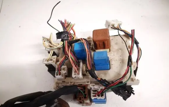 Nissan Primera Fuse box set 24350av700