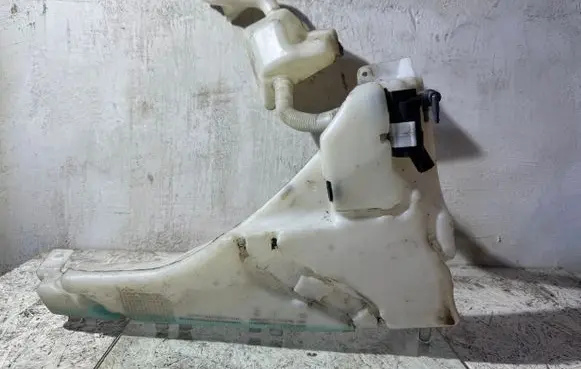 Volvo V50 Windshield washer fluid reservoir/tank 4N5113K163