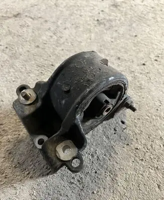 Nissan Almera N16 Engine mount bracket
