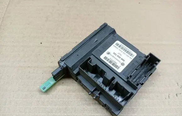 Volkswagen Golf VI Front door window regulator motor 5K0959793
