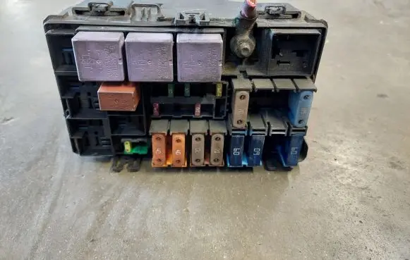 Renault Espace IV Fuse module 8200453955