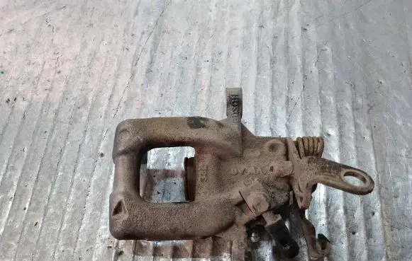 Volkswagen Jetta VI Rear brake caliper