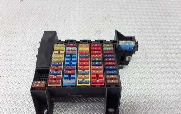 Audi A8 S8 D2 4D Fuse module 4D0941824