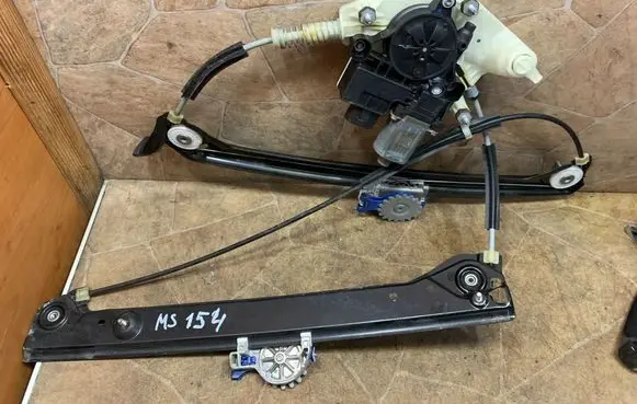 BMW 6 G32 Gran Turismo Front door electric window regulator 9477757