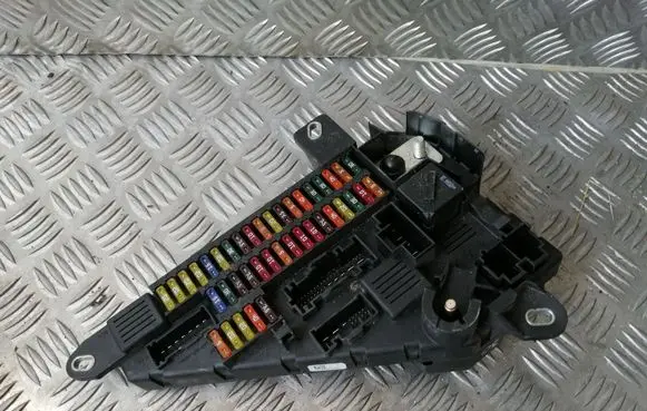 BMW 5 E60 E61 Fuse module 9138830