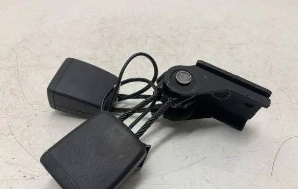 Middle seatbelt buckle (rear)