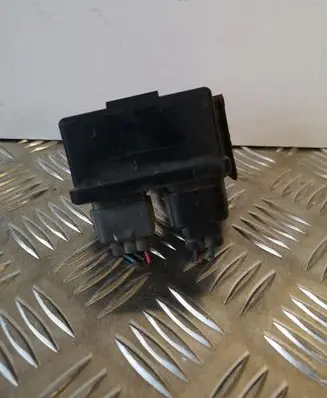 Subaru Outback Window wiper relay 86121AJ000 481657 1730