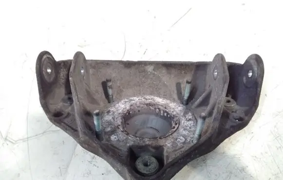 Volkswagen Touareg I Front shock absorber mounting bracket 