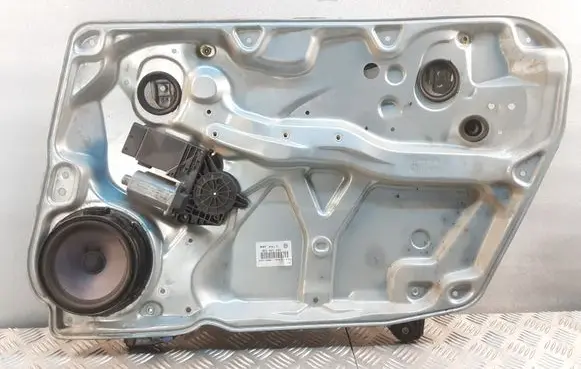 Volkswagen PASSAT B5.5 Front door window regulator with motor 3B4837756D