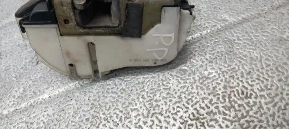 Volkswagen Caddy Front door lock