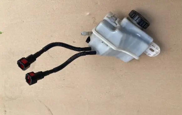 Brake fluid reservoir