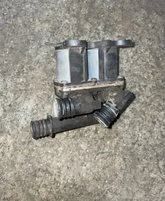 BMW 5 E34 Coolant heater control valve 1147412042 1382299