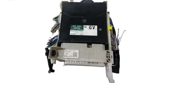 Toyota Yaris Fuse module 892210D400 MB2380009540