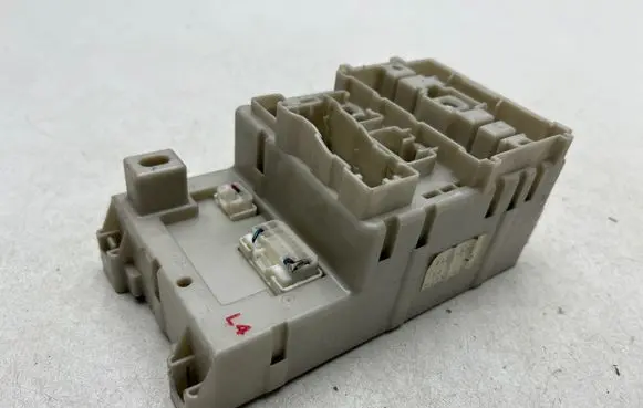 Toyota RAV 4 (XA20) Fuse module 8273342080