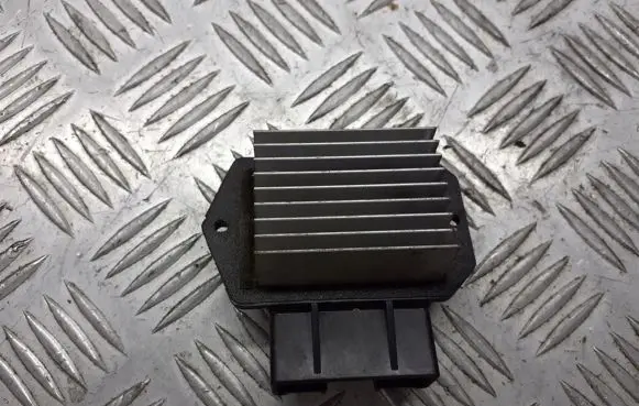 Toyota Avensis T250 Heater blower fan relay 499300-2121