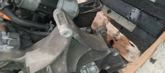 Volkswagen PASSAT B5 Engine mounting bracket